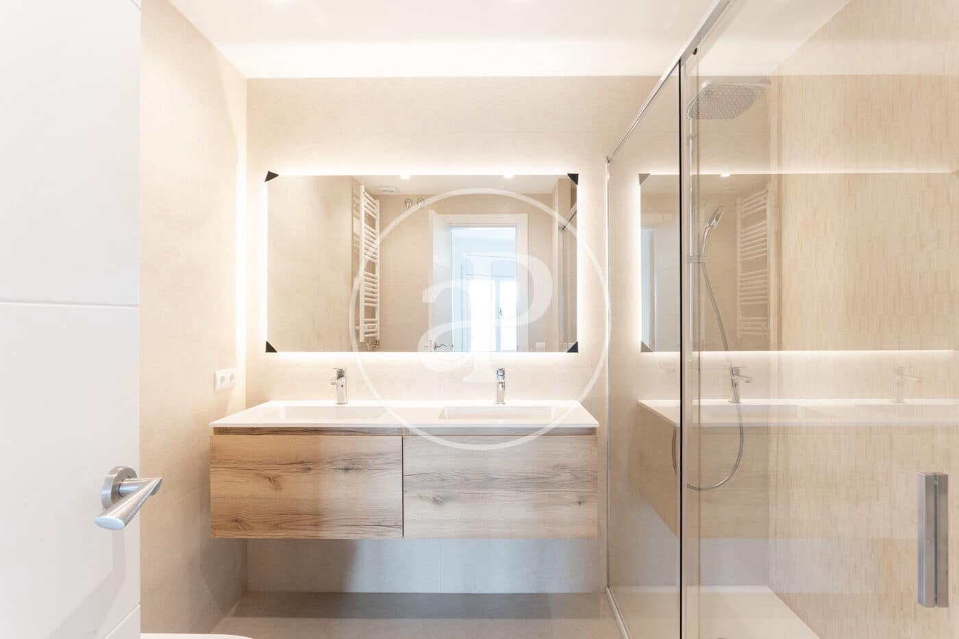 5 soverom Leilighet til leie i Barcelona by - € 6 300 (Ref: 9619587)