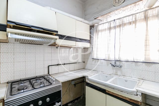 3 bedroom Apartment for sale in Sant Martí de Provenals, Barcelona city - € 350,000 (Ref: 9619588)