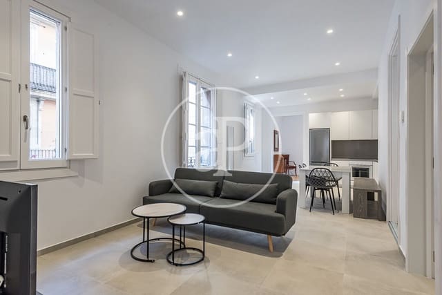 3 soveværelse Lejlighed til leje i El Barri Gòtic, Barcelona by - € 2.420 (Ref: 9634577)