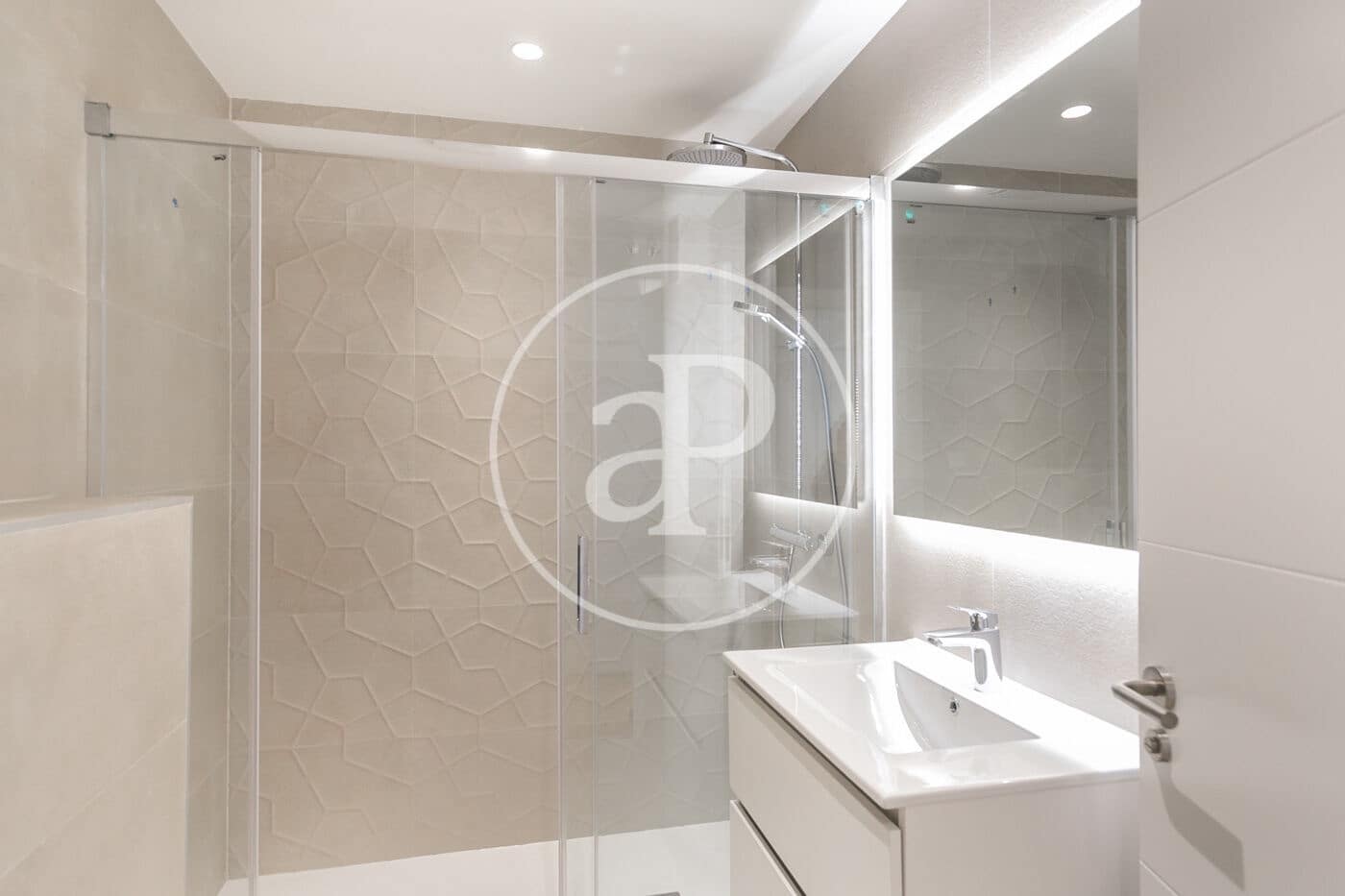 3 soveværelse Lejlighed til leje i Barcelona by - € 3.300 (Ref: 9634578)