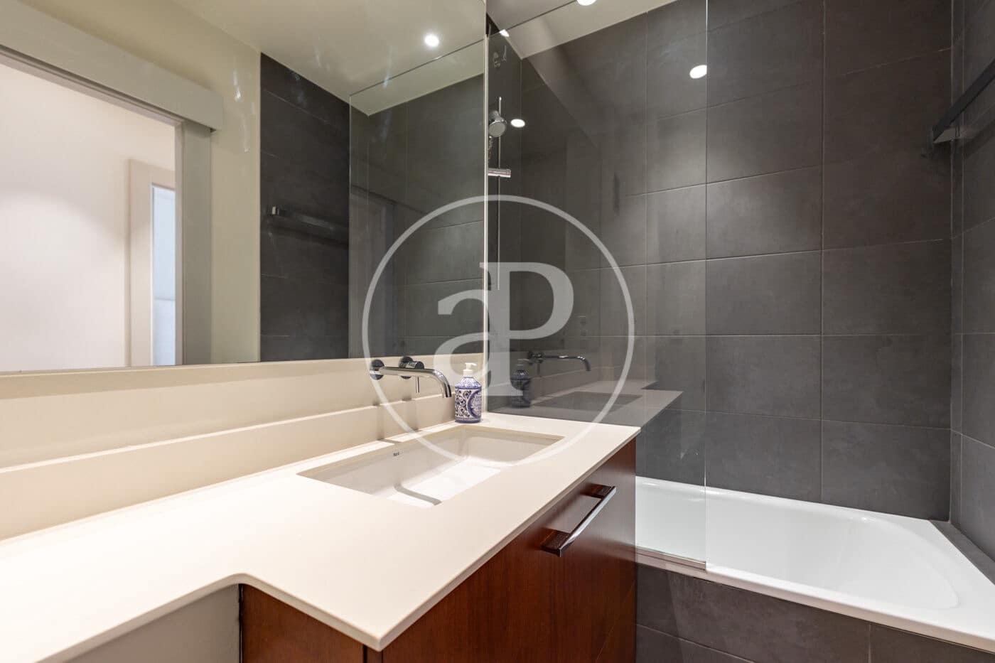 3 bedroom Apartment for rent in Barcelona city - € 2,237 (Ref: 9686402)