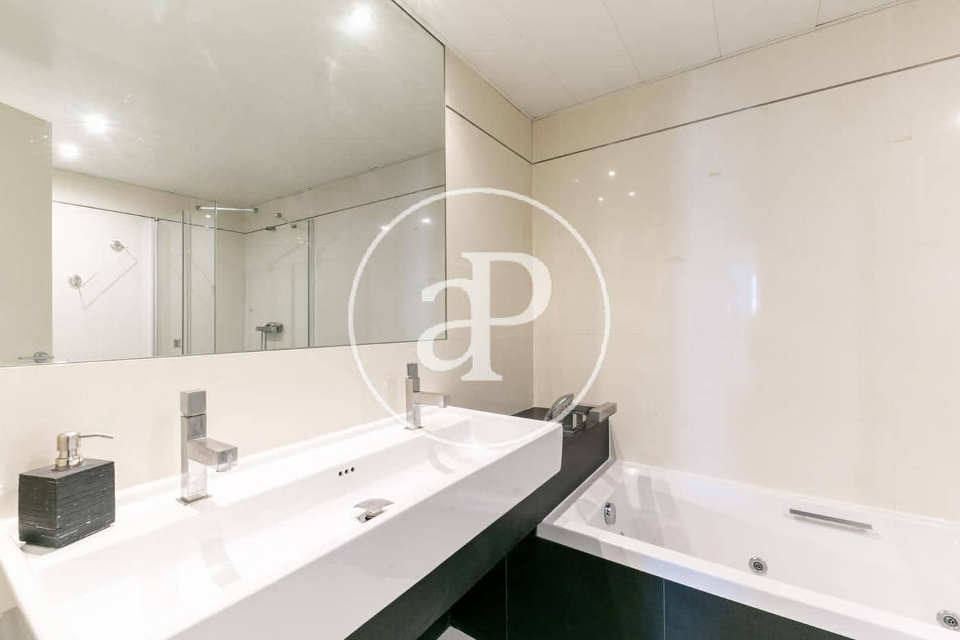 4 slaapkamer Appartement te huur in Barcelona stad met zwembad - € 7.835 (Ref: 9714923)