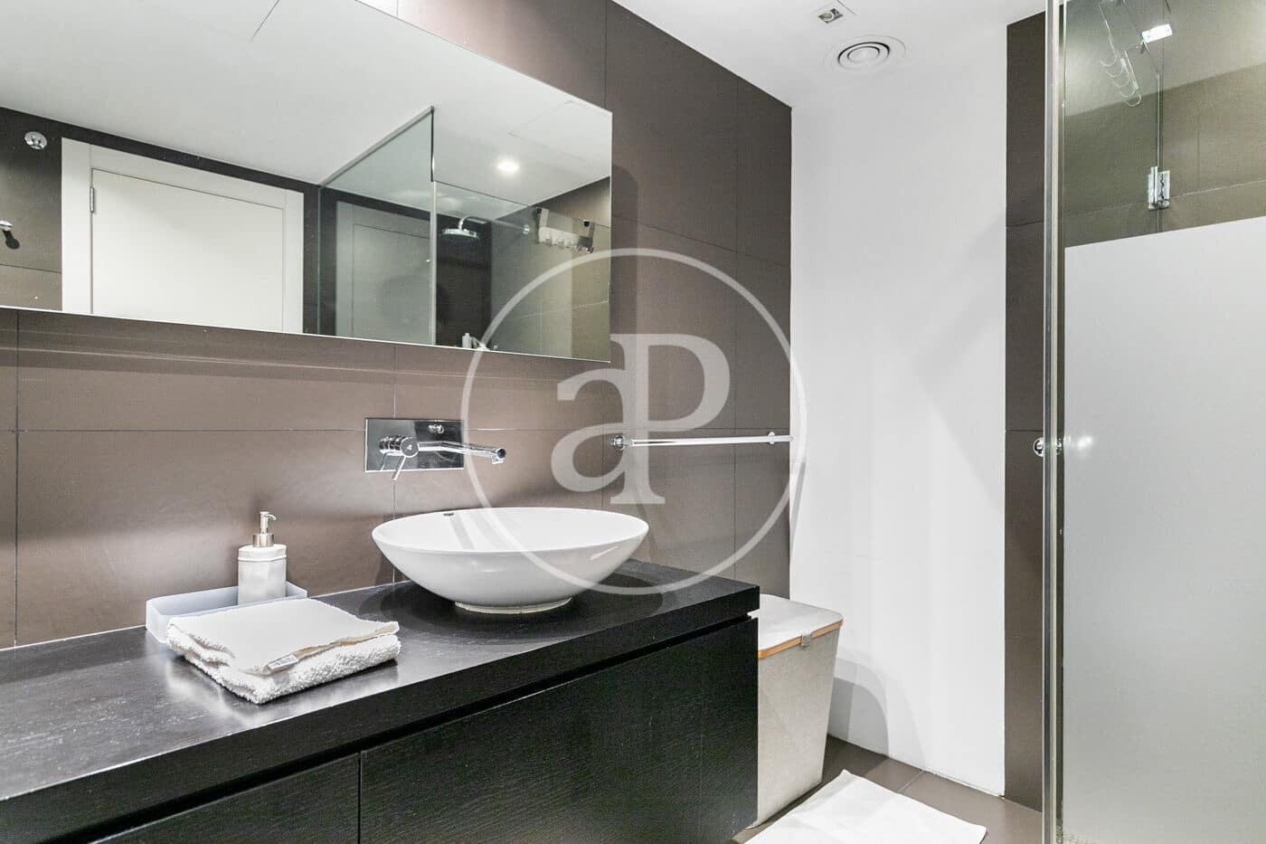 4 soveværelse Penthouse til leje i Barcelona by med swimmingpool - € 7.835 (Ref: 9714924)