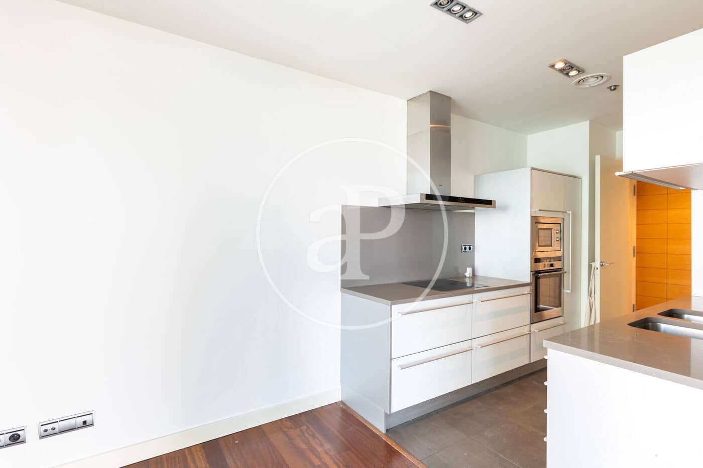 3 slaapkamer Appartement te huur in Barcelona stad met zwembad - € 4.382 (Ref: 9714925)