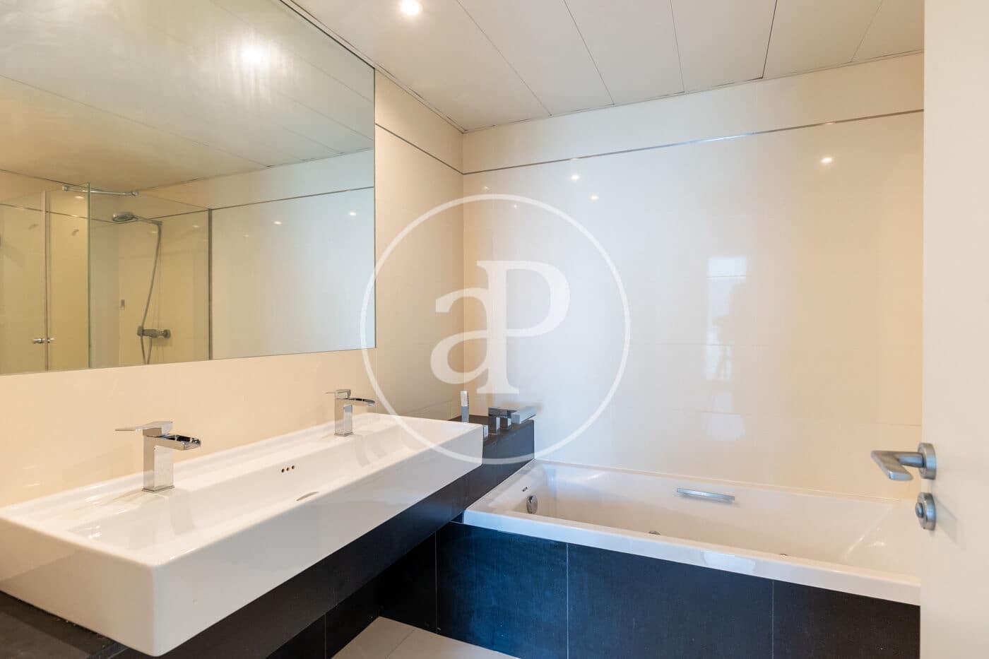 3 slaapkamer Appartement te huur in Barcelona stad met zwembad - € 4.382 (Ref: 9714925)