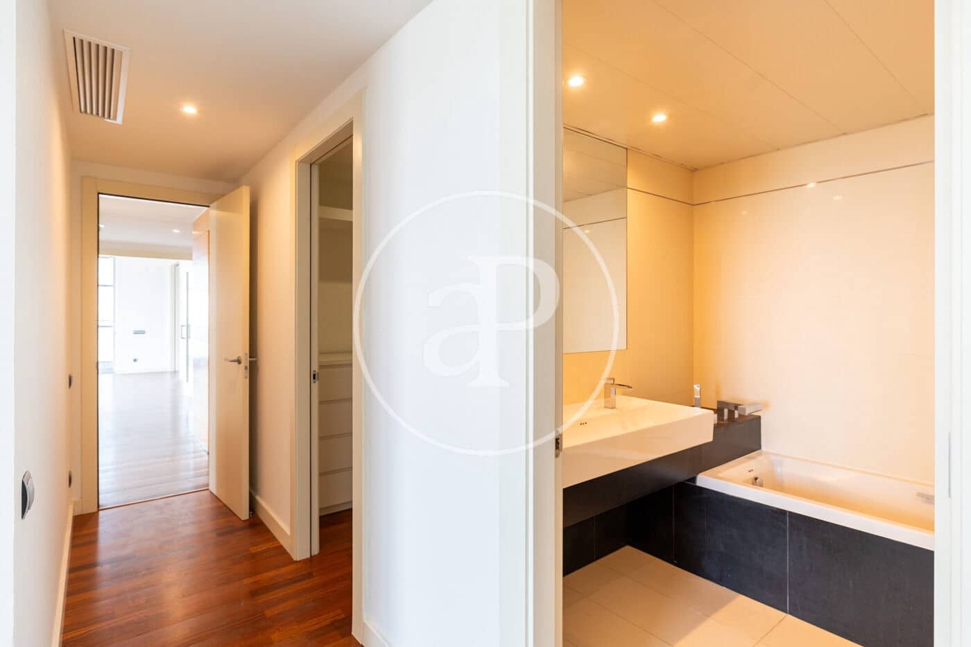 3 slaapkamer Appartement te huur in Barcelona stad met zwembad - € 4.382 (Ref: 9714925)