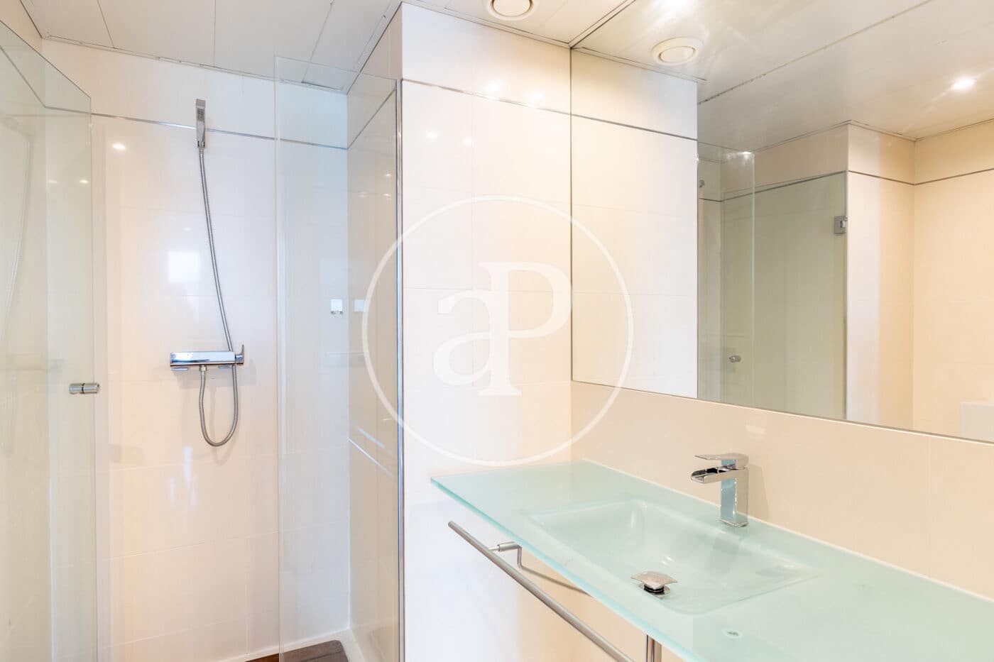 3 slaapkamer Appartement te huur in Barcelona stad met zwembad - € 4.382 (Ref: 9714925)