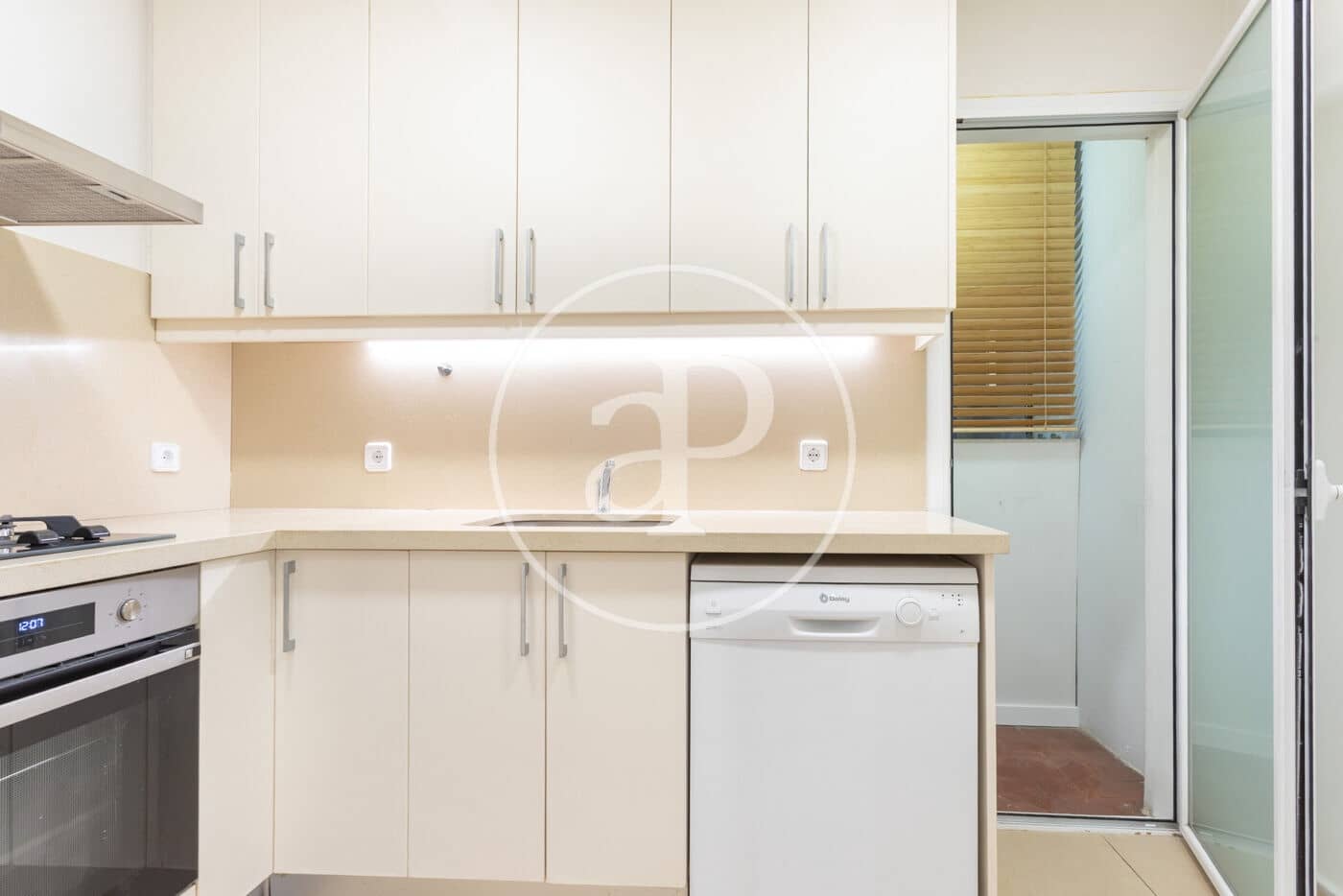 Appartement de 3 chambres à louer à Barcelone ville - 2 100 € (Ref: 9719908)