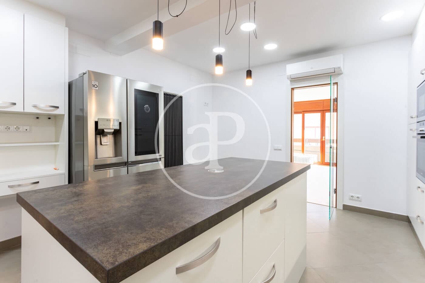 Appartement de 4 chambres à louer à Barcelone ville - 4 000 € (Ref: 9732083)