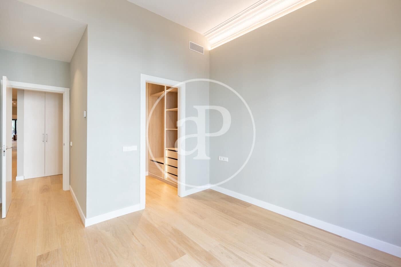5 bedroom Apartment for sale in Barcelona city - € 2,150,000 (Ref: 9738545)