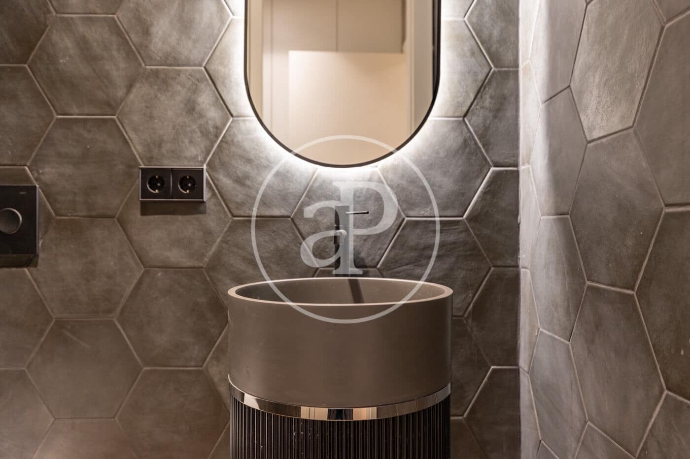 5 bedroom Apartment for sale in Barcelona city - € 2,150,000 (Ref: 9738545)