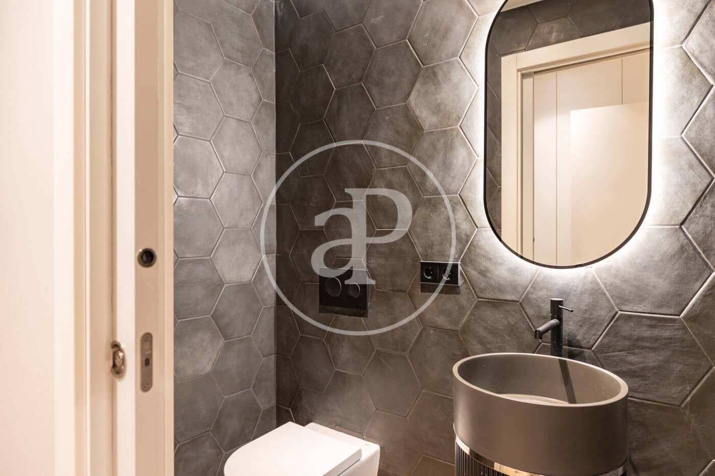 5 bedroom Apartment for sale in Barcelona city - € 2,150,000 (Ref: 9738545)