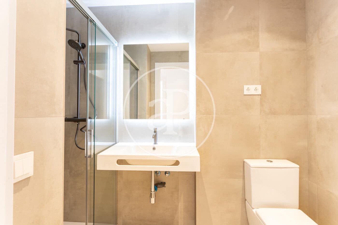 Apartamento de 2 habitaciones en Barcelona ciudad en alquiler - 2.200 € (Ref: 9741725)