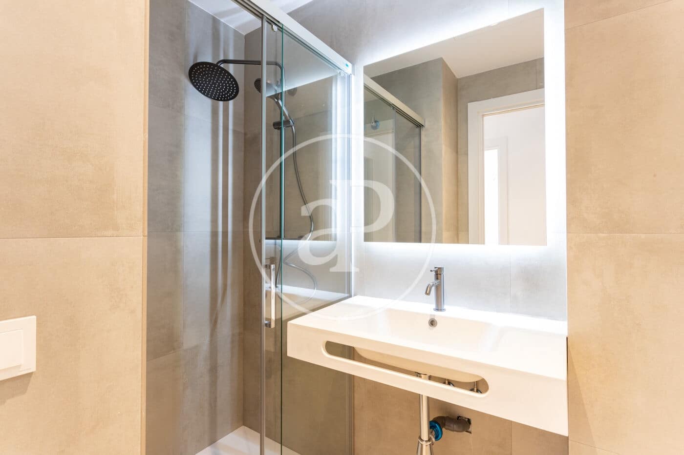 Apartamento de 2 habitaciones en Barcelona ciudad en alquiler - 2.200 € (Ref: 9741725)