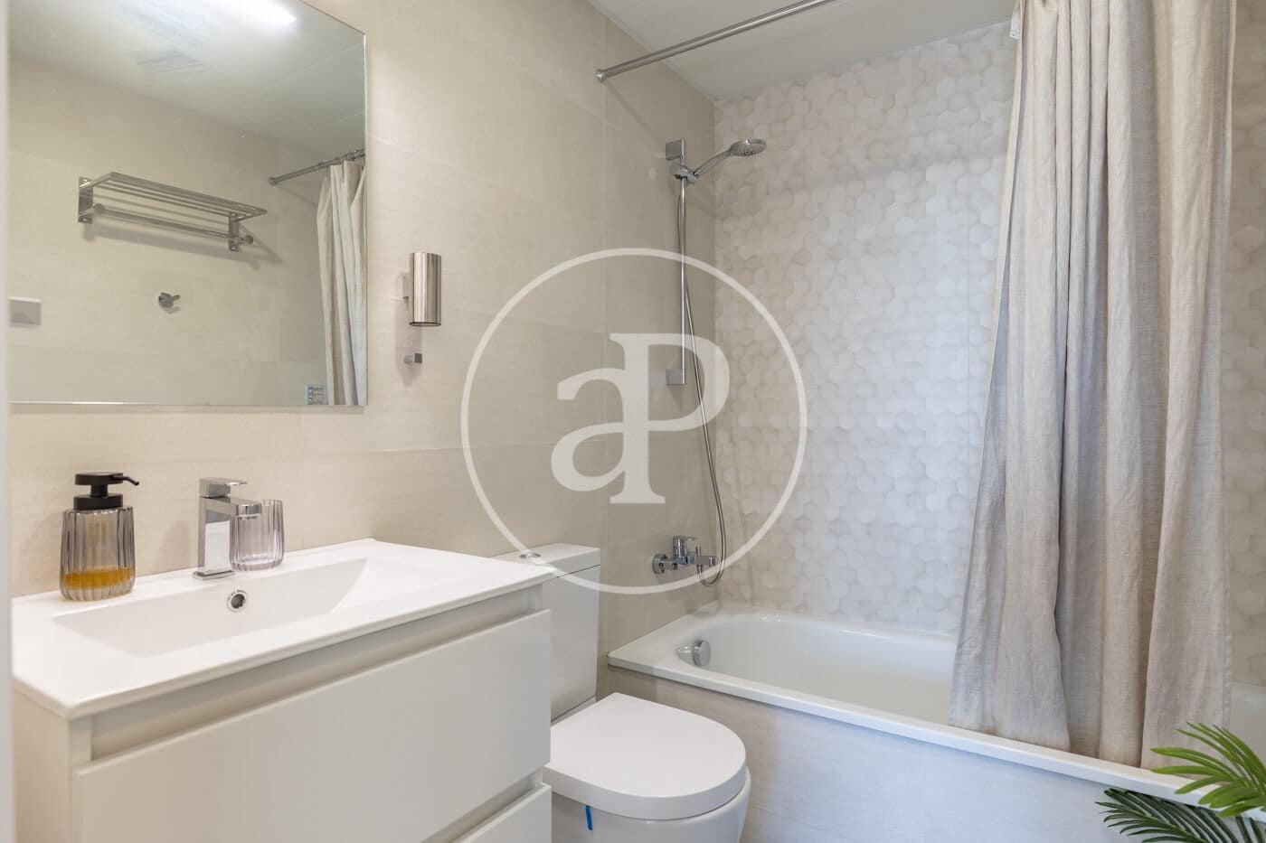 3 bedroom Penthouse for rent in Badalona with pool - € 2,890 (Ref: 9761968)