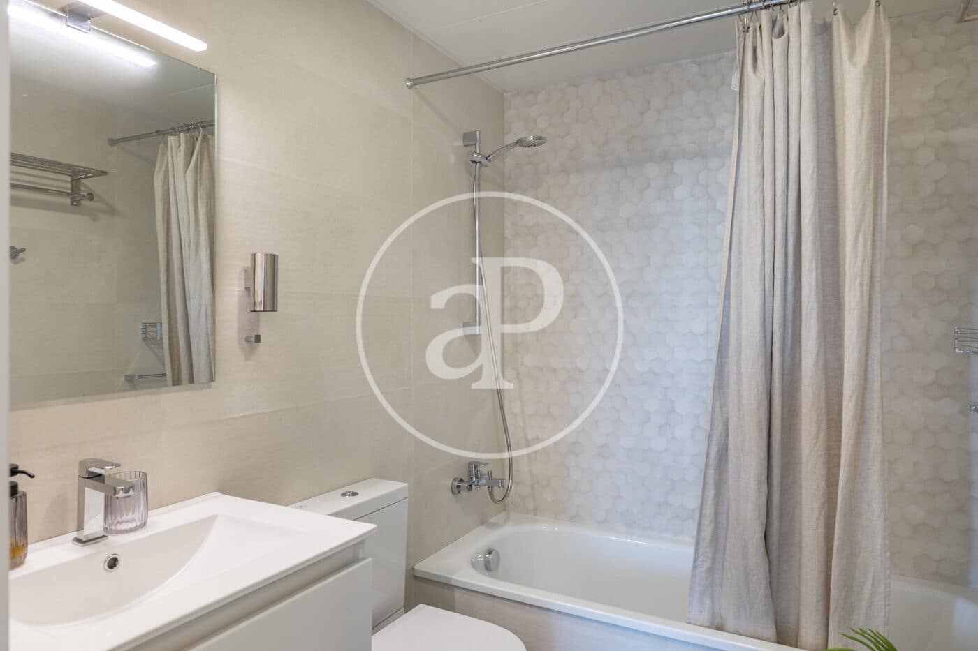 3 bedroom Penthouse for rent in Badalona with pool - € 2,890 (Ref: 9761968)