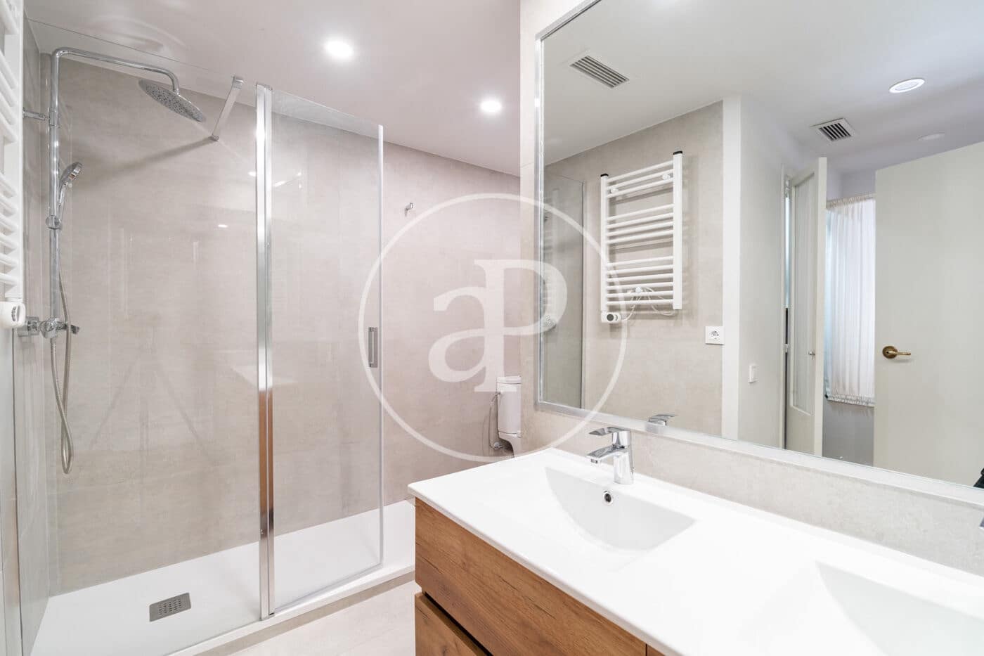 5 bedroom Apartment for rent in Barcelona city with garage - € 4,500 (Ref: 9770620)