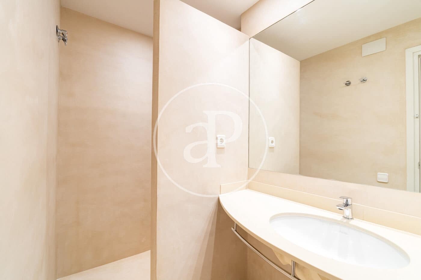 5 bedroom Apartment for rent in Barcelona city with garage - € 4,500 (Ref: 9770620)