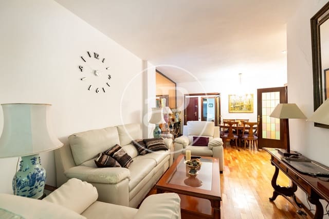 4 bedroom Apartment for sale in La Sagrada Família, Barcelona city - € 639,000 (Ref: 9773041)
