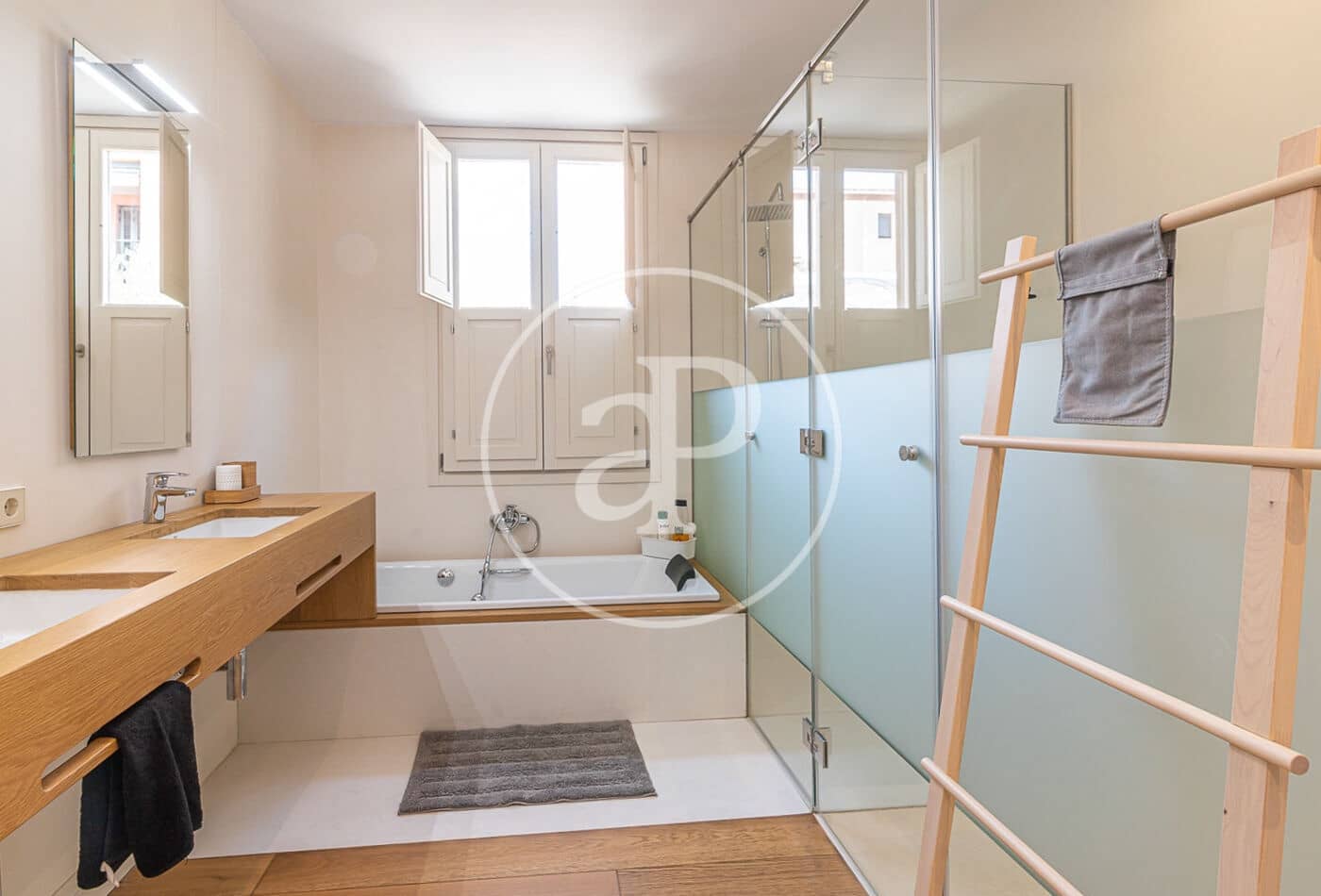 3 makuuhuone Huvila vuokrattavana paikassa Barcelona kaupunki mukana uima-altaan 
autotalli - 7 850 € (Ref: 9788386)