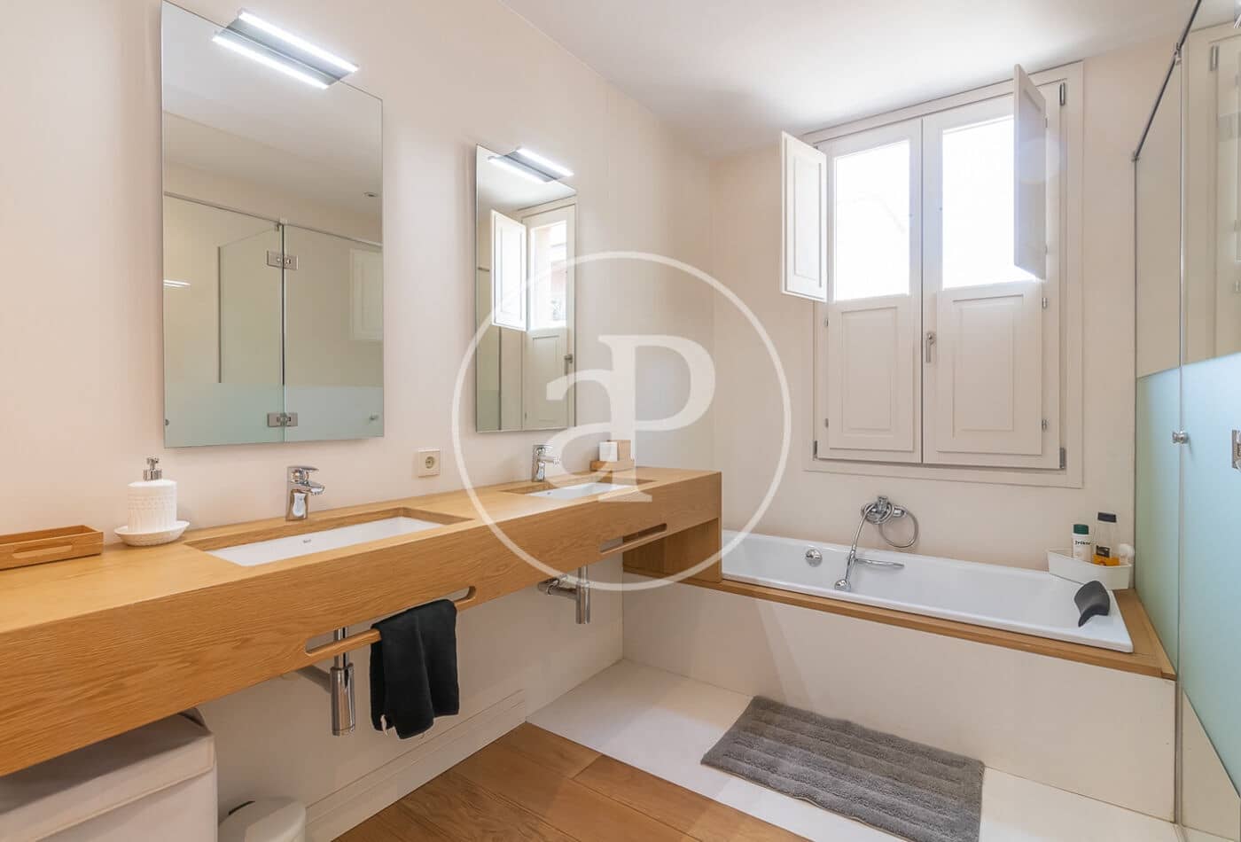 3 makuuhuone Huvila vuokrattavana paikassa Barcelona kaupunki mukana uima-altaan 
autotalli - 7 850 € (Ref: 9788386)