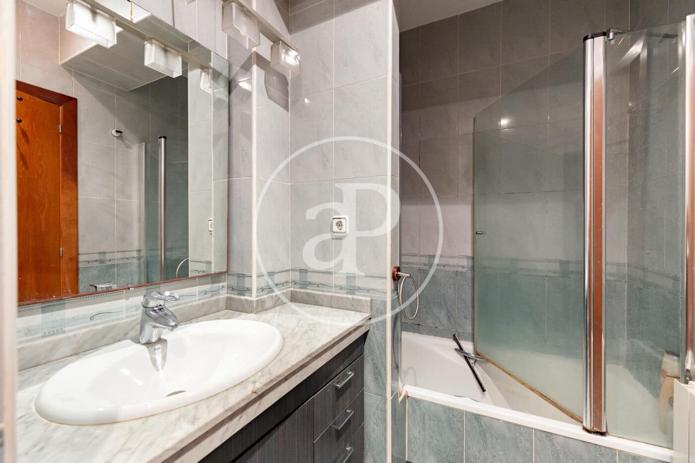 Apartamento de 2 habitaciones en L'Hospitalet de Llobregat en venta - 315.000 € (Ref: 9807945)