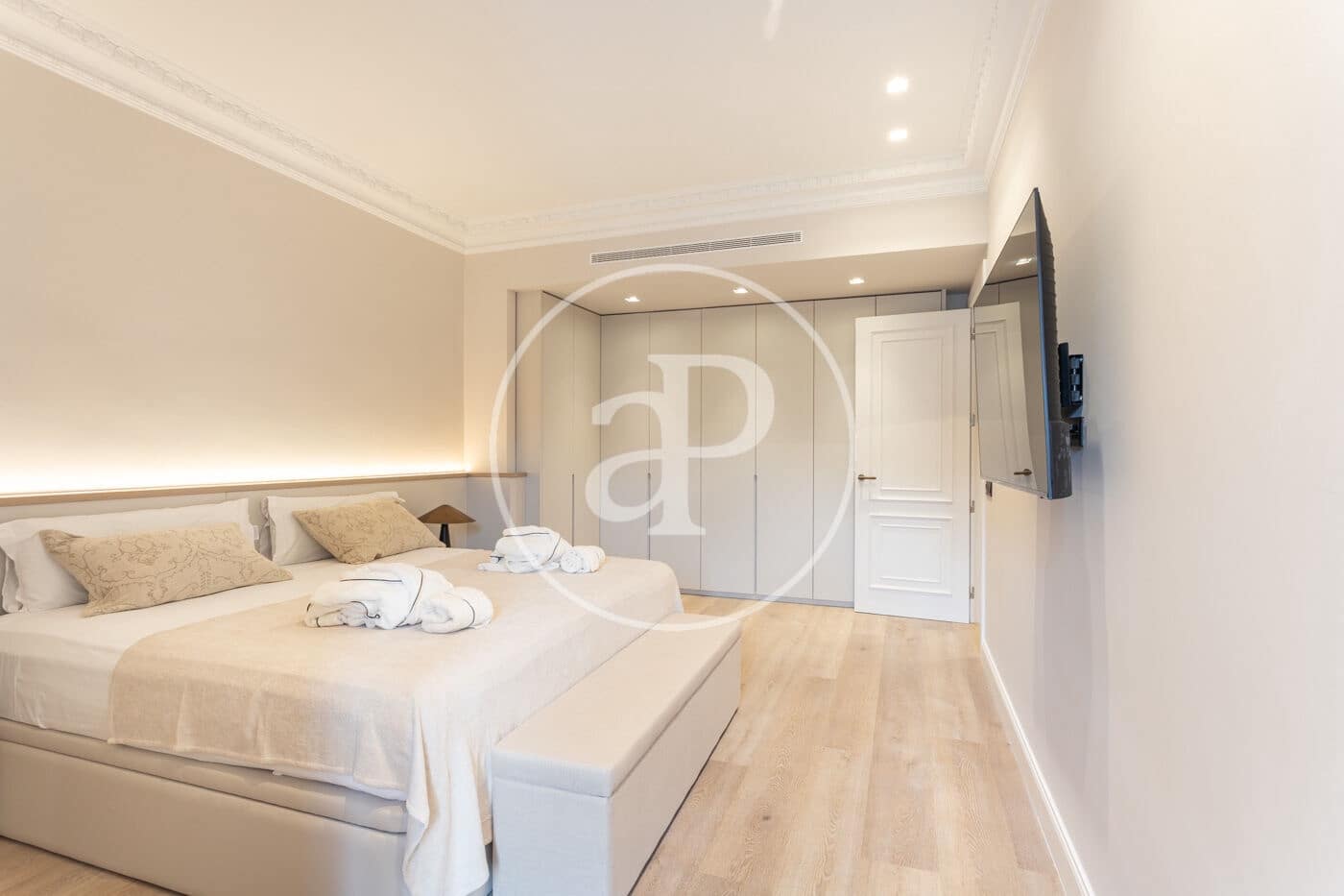 5 soveværelse Lejlighed til leje i Barcelona by - € 13.000 (Ref: 9818193)