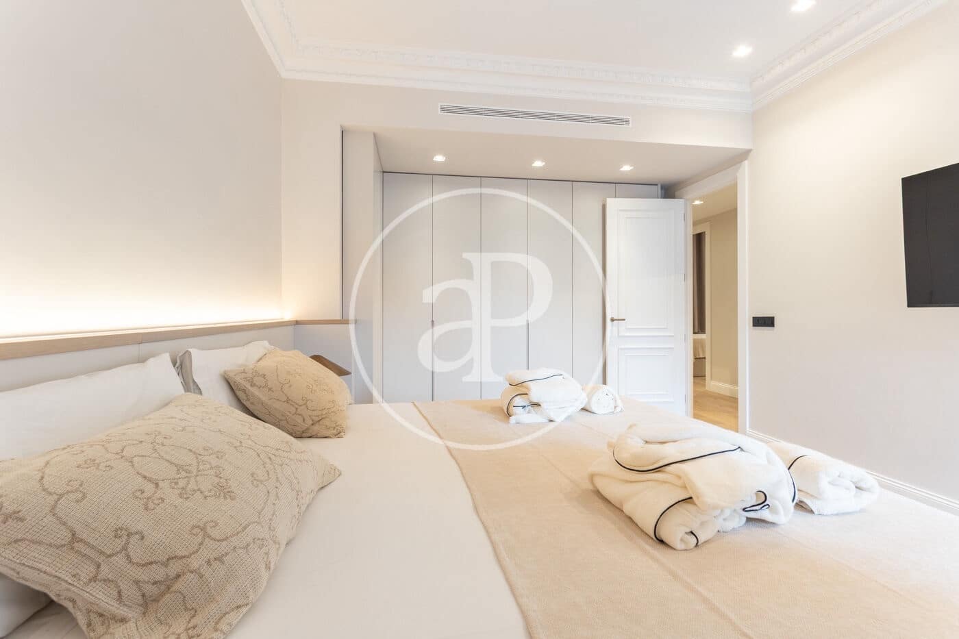 5 soveværelse Lejlighed til leje i Barcelona by - € 13.000 (Ref: 9818193)