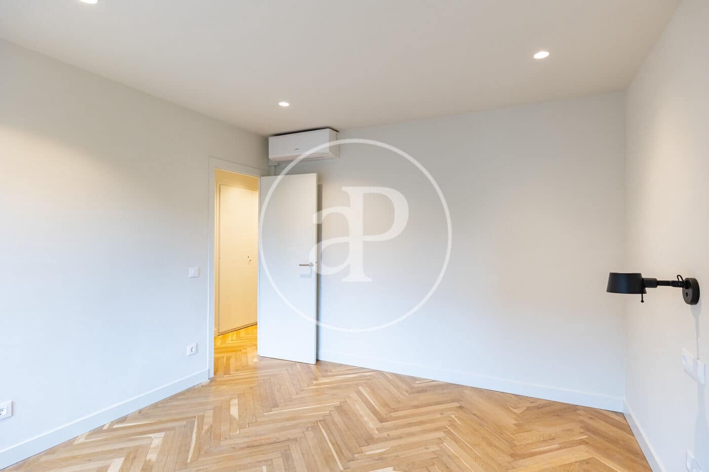 Apartamento de 4 habitaciones en Barcelona ciudad en alquiler con garaje - 3.850 € (Ref: 9818195)