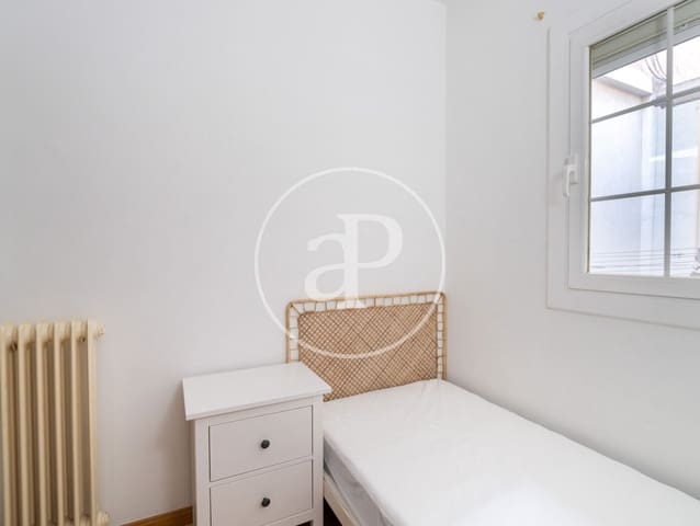 3 bedroom Penthouse for rent in La Sagrada Família, Barcelona city - € 2,300 (Ref: 9825240)