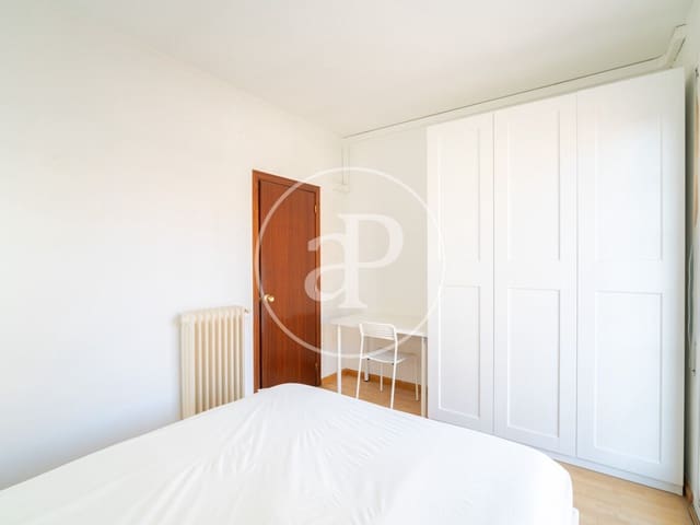 3 bedroom Penthouse for rent in La Sagrada Família, Barcelona city - € 2,300 (Ref: 9825240)