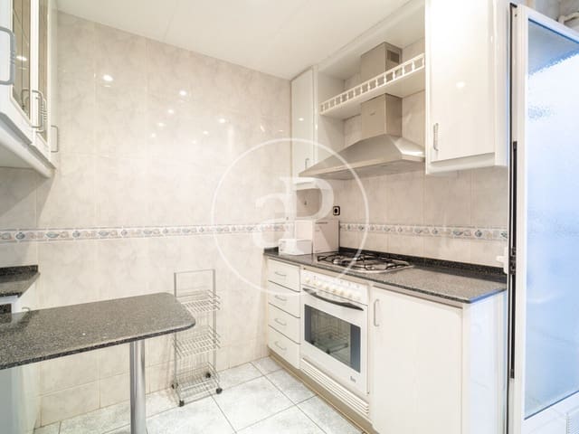 3 bedroom Penthouse for rent in La Sagrada Família, Barcelona city - € 2,300 (Ref: 9825240)