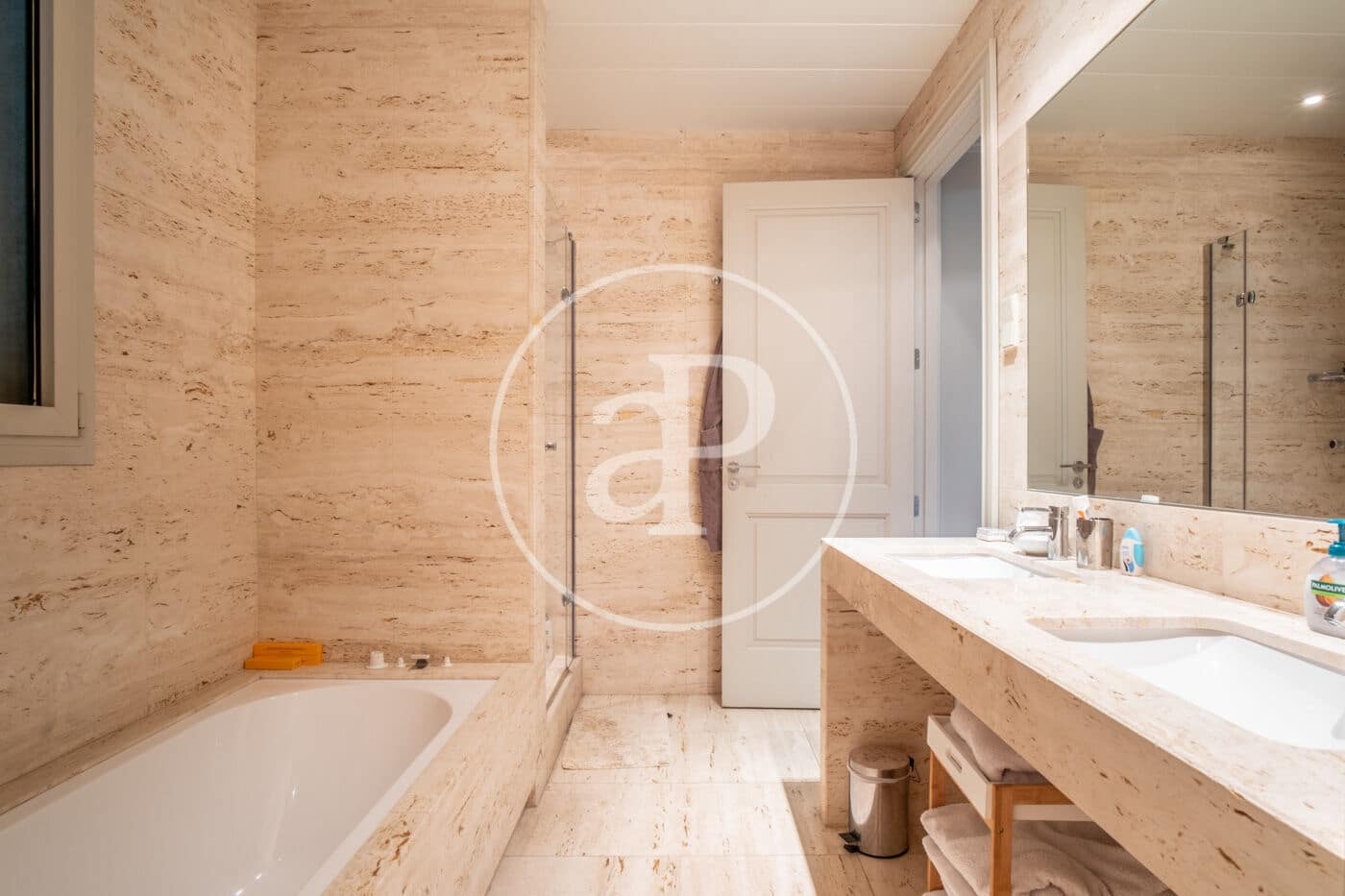 4 bedroom Apartment for rent in Barcelona city - € 7,600 (Ref: 9831342)