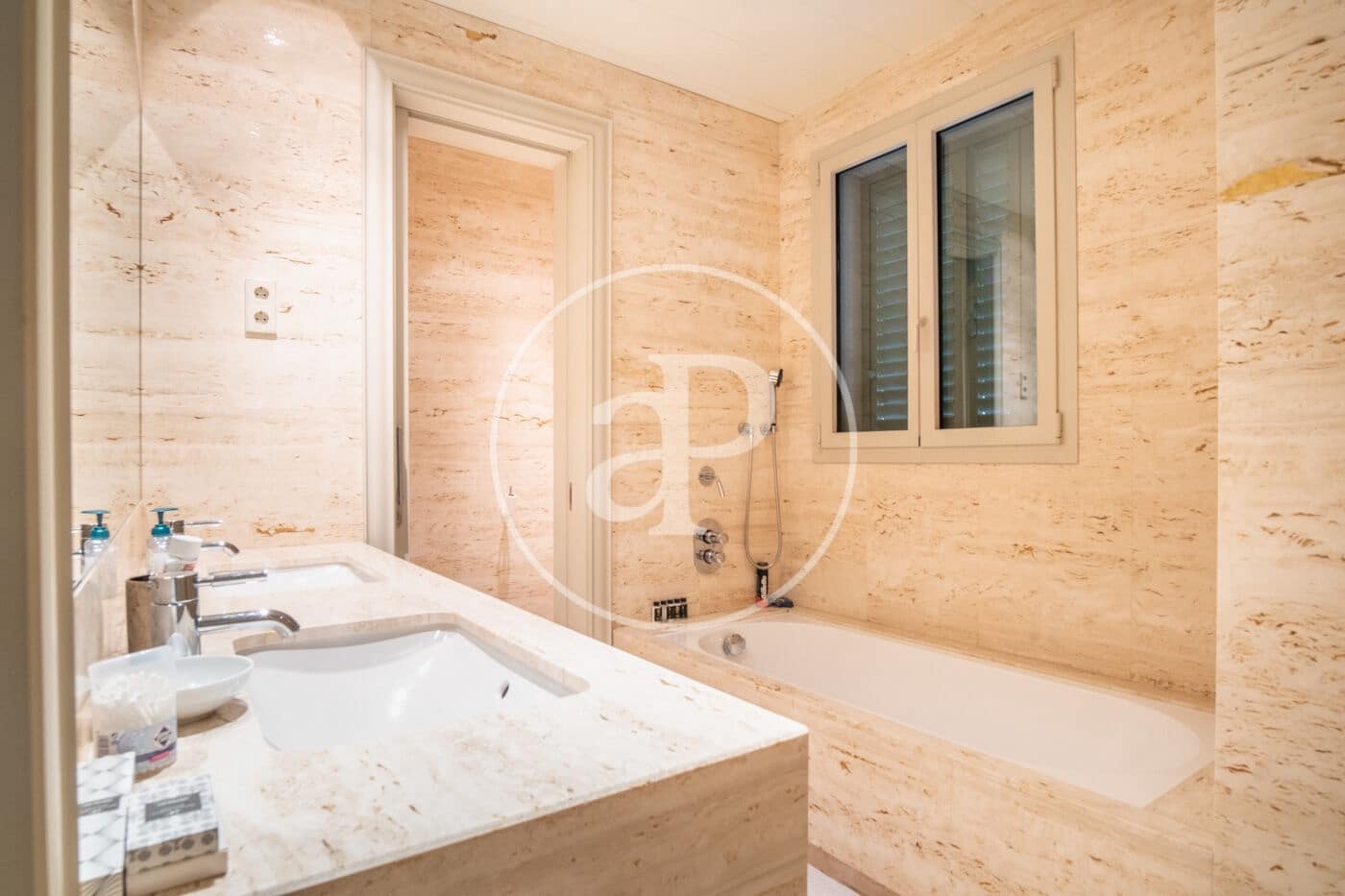 4 bedroom Apartment for rent in Barcelona city - € 7,600 (Ref: 9831342)