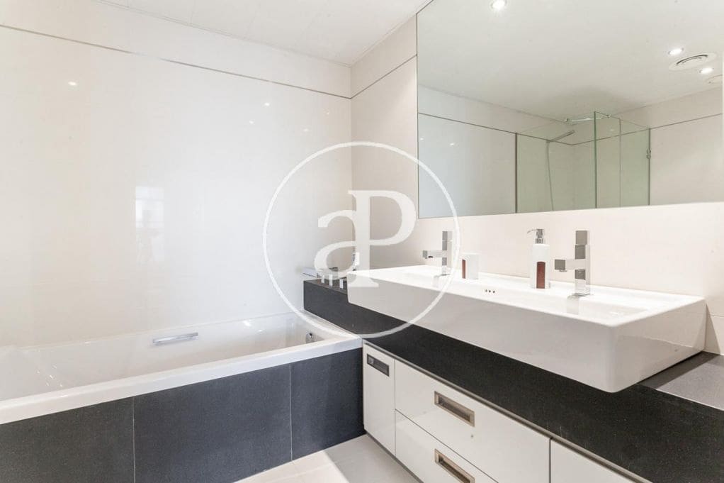 2 sypialnia Apartament do wynajęcia w Miasto Barcelona z basenem garażem - 2 885 € (Ref: 9831343)