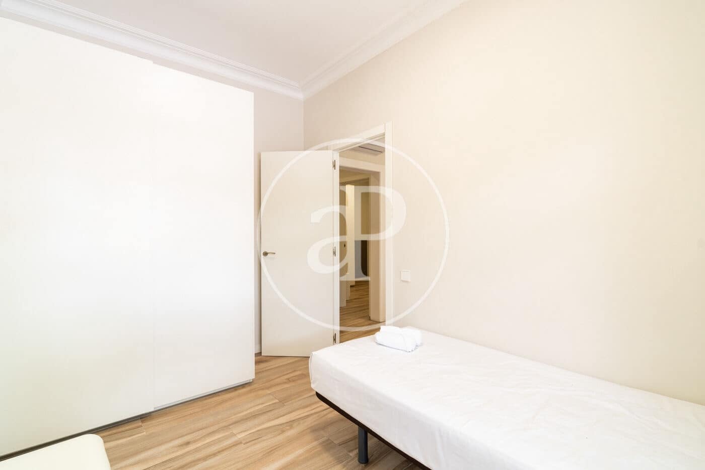 3 bedroom Apartment for sale in Barcelona city - € 375,000 (Ref: 9833642)