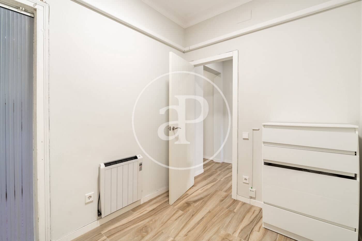 3 bedroom Apartment for sale in Barcelona city - € 375,000 (Ref: 9833642)