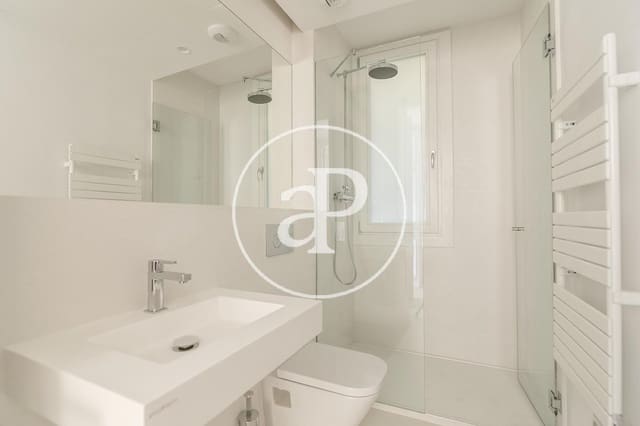 2 slaapkamer Appartement te huur in El Raval, Barcelona stad - € 2.900 (Ref: 9833643)