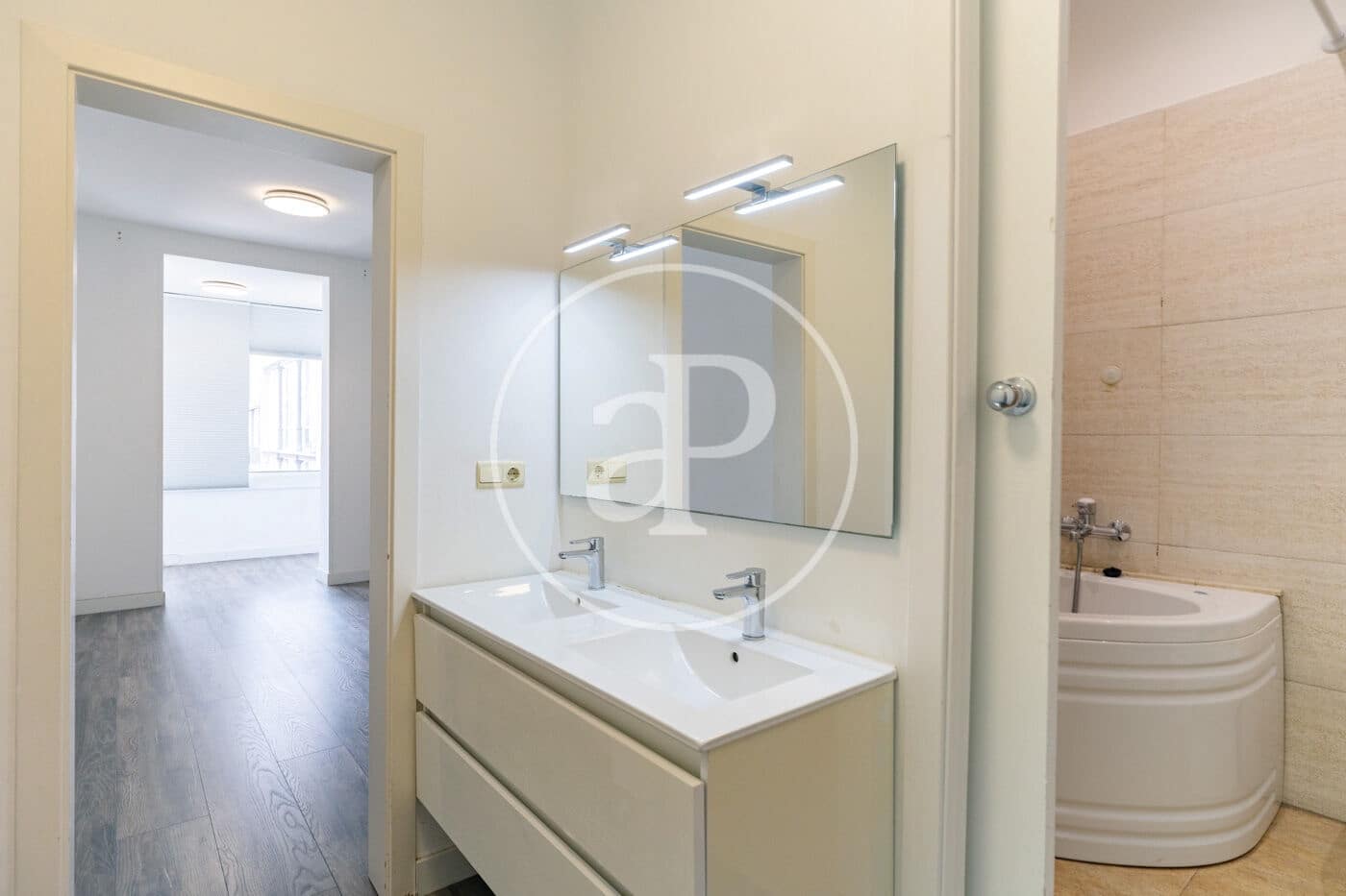 3 bedroom Apartment for sale in Barcelona city - € 719,000 (Ref: 9836655)