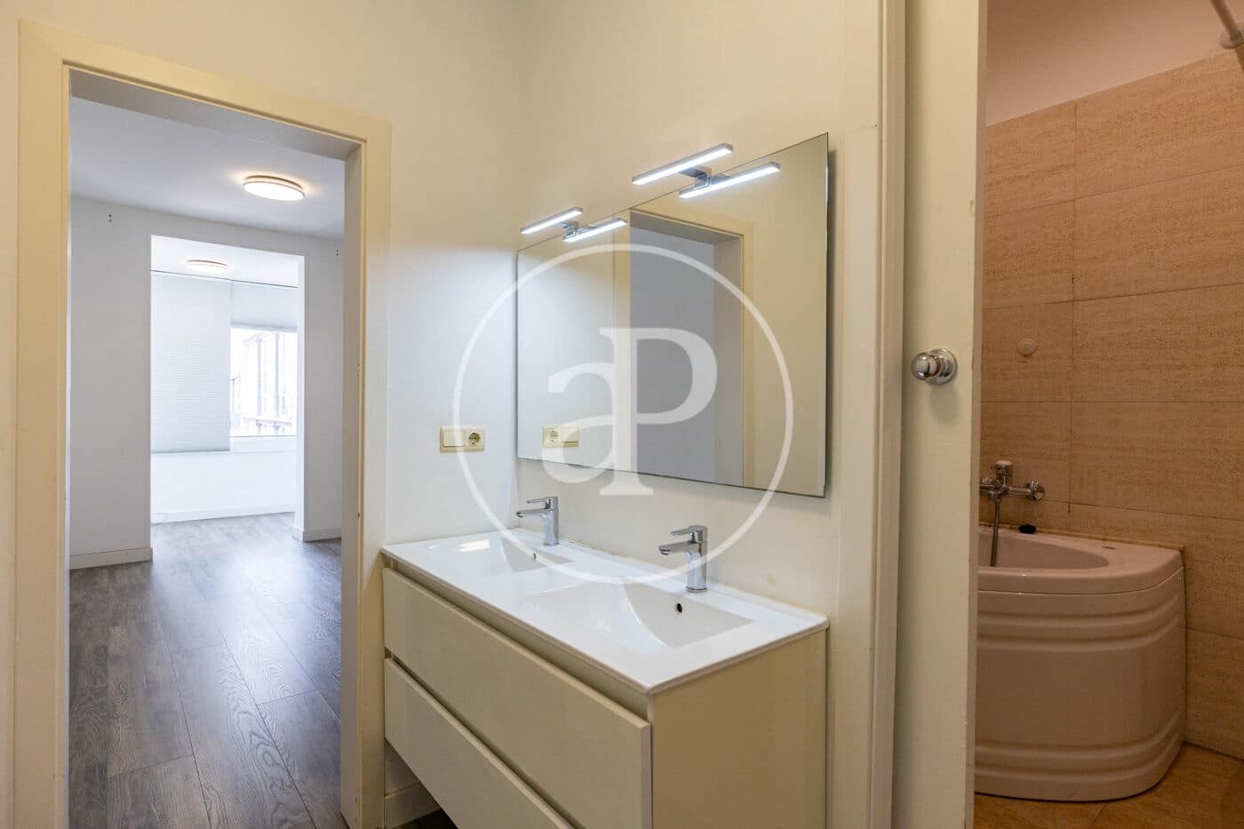 3 bedroom Apartment for sale in Barcelona city - € 719,000 (Ref: 9836655)