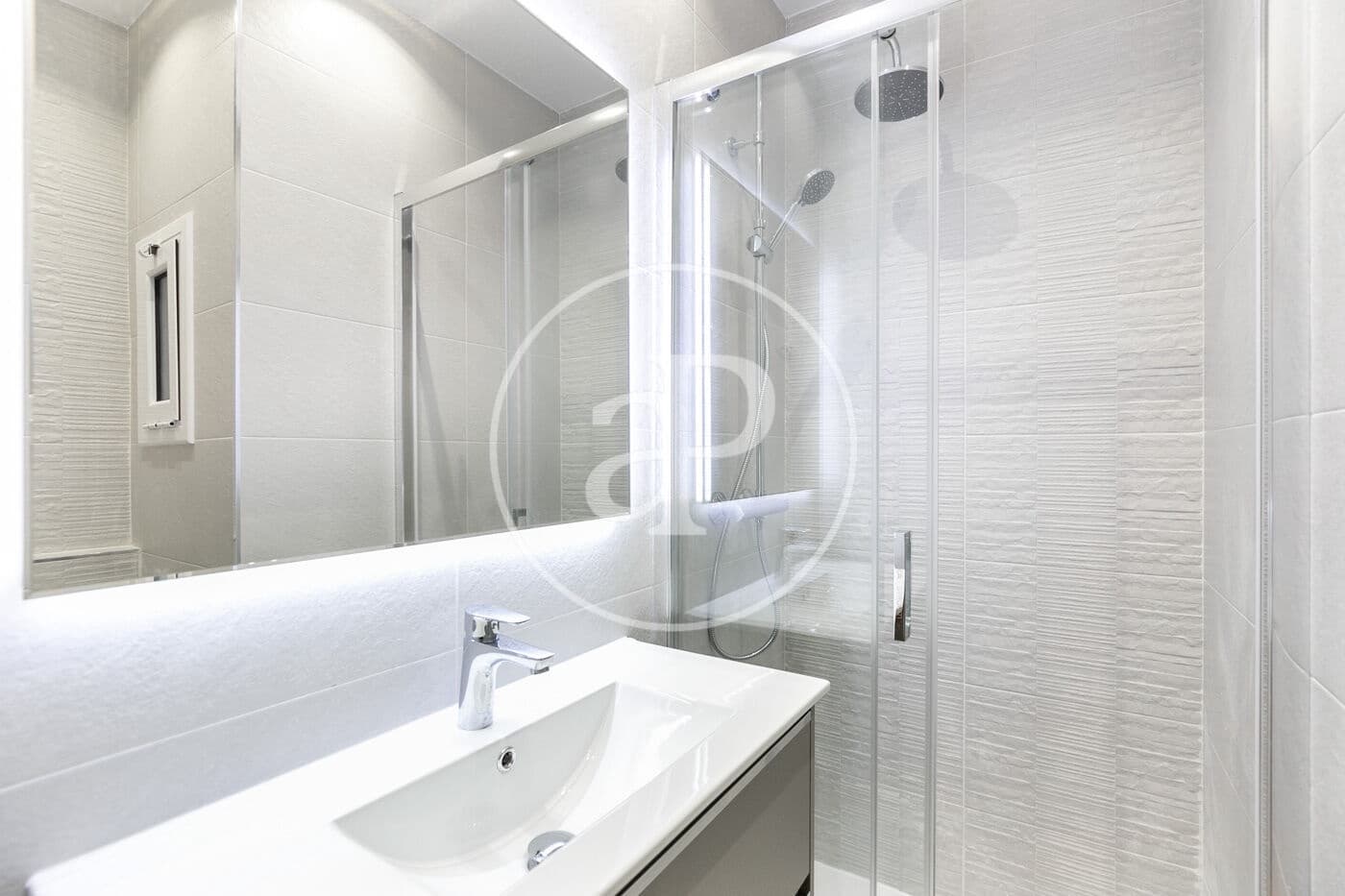 3 bedroom Apartment for sale in Barcelona city - € 295,000 (Ref: 9849352)