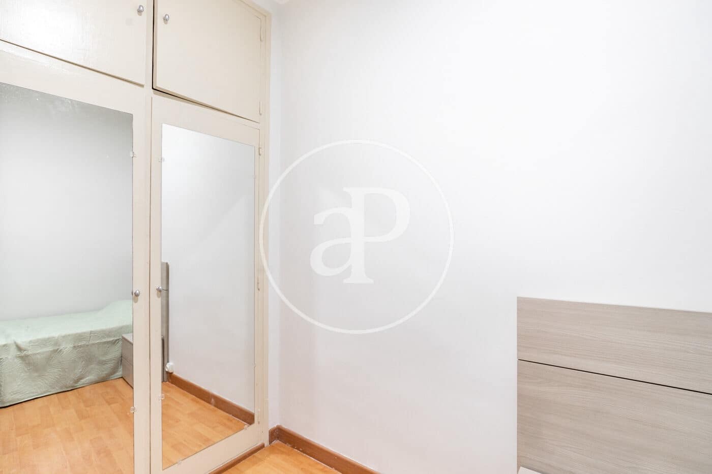 3 bedroom Apartment for sale in Barcelona city - € 295,000 (Ref: 9849352)