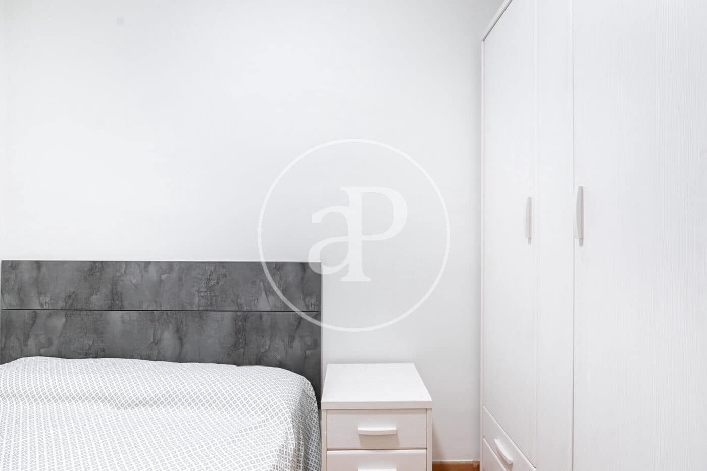 3 bedroom Apartment for sale in Barcelona city - € 295,000 (Ref: 9849352)