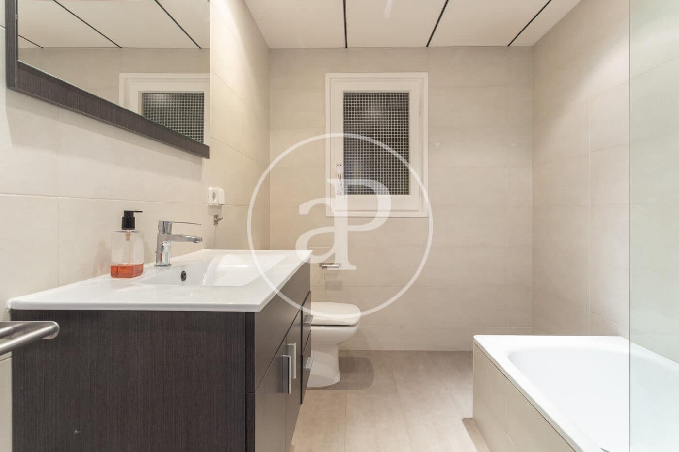 4 soveværelse Lejlighed til leje i Barcelona by - € 2.605 (Ref: 9851741)