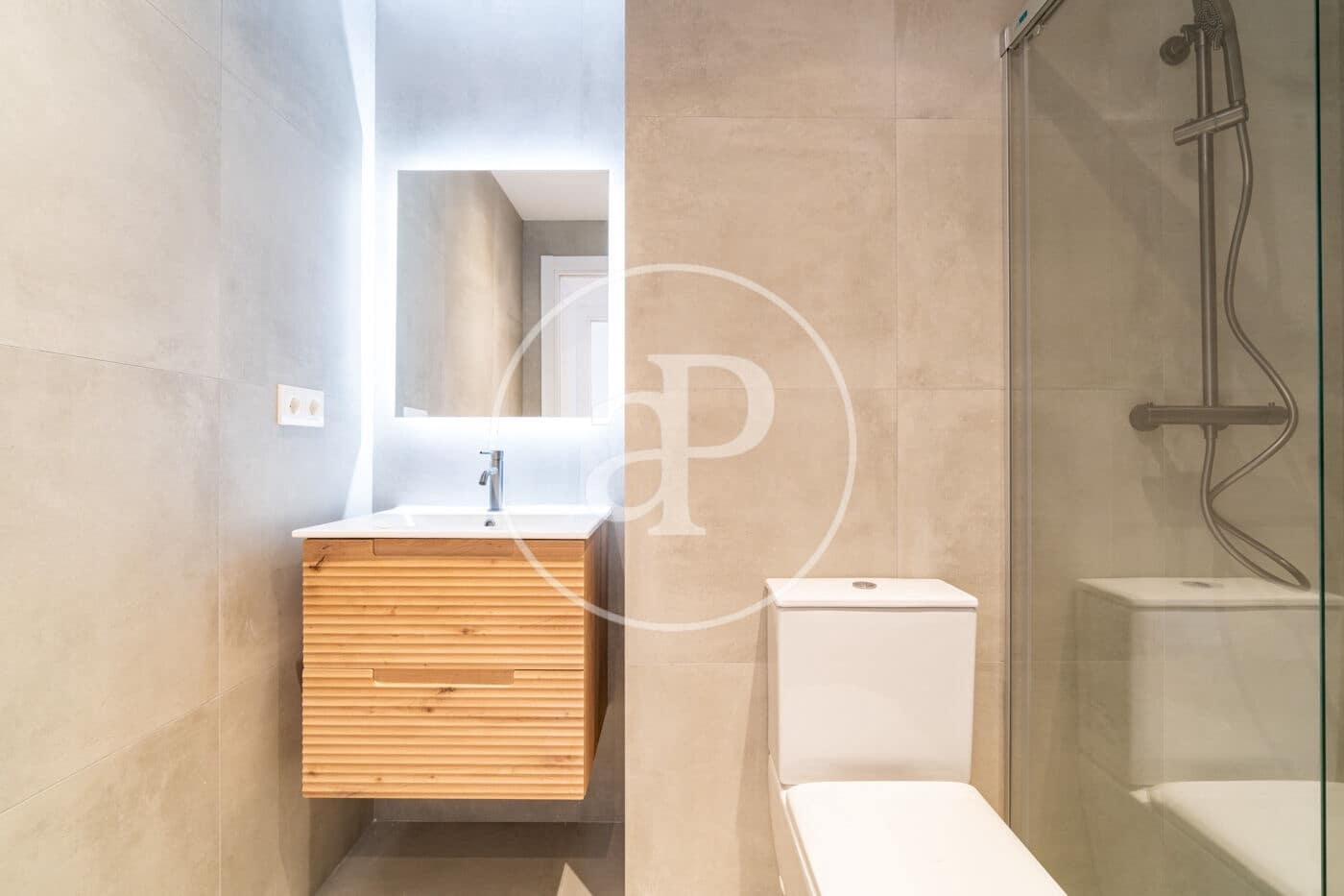 Appartement de 2 chambres à louer à Barcelone ville avec garage - 2 200 € (Ref: 9892361)