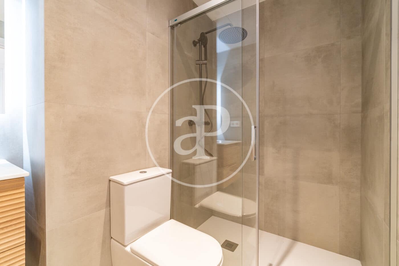 Appartement de 2 chambres à louer à Barcelone ville avec garage - 2 200 € (Ref: 9892361)