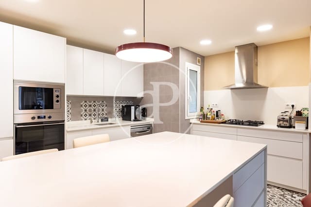 4 bedroom Apartment for sale in Sant Gervasi - La Bonanova, Barcelona city - € 820,000 (Ref: 9896833)