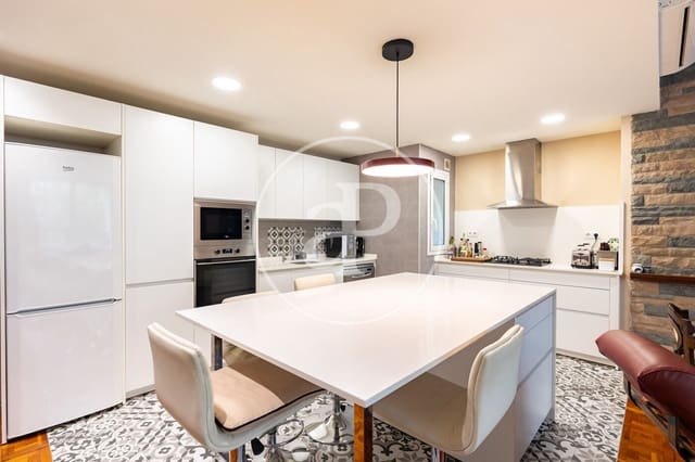 4 bedroom Apartment for sale in Sant Gervasi - La Bonanova, Barcelona city - € 820,000 (Ref: 9896833)