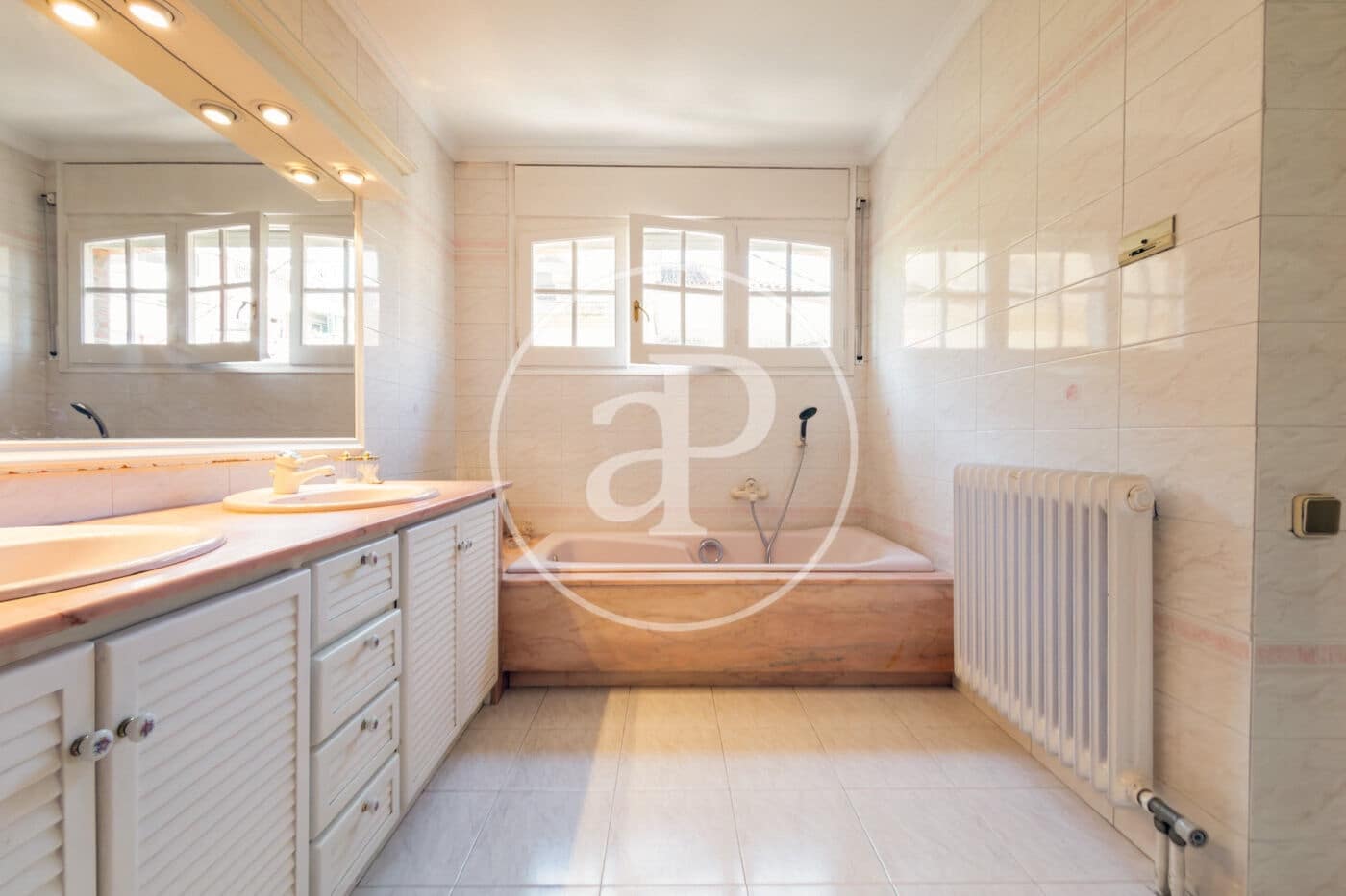 4 bedroom Villa for sale in Montcada i Reixac - € 690,000 (Ref: 9907591)