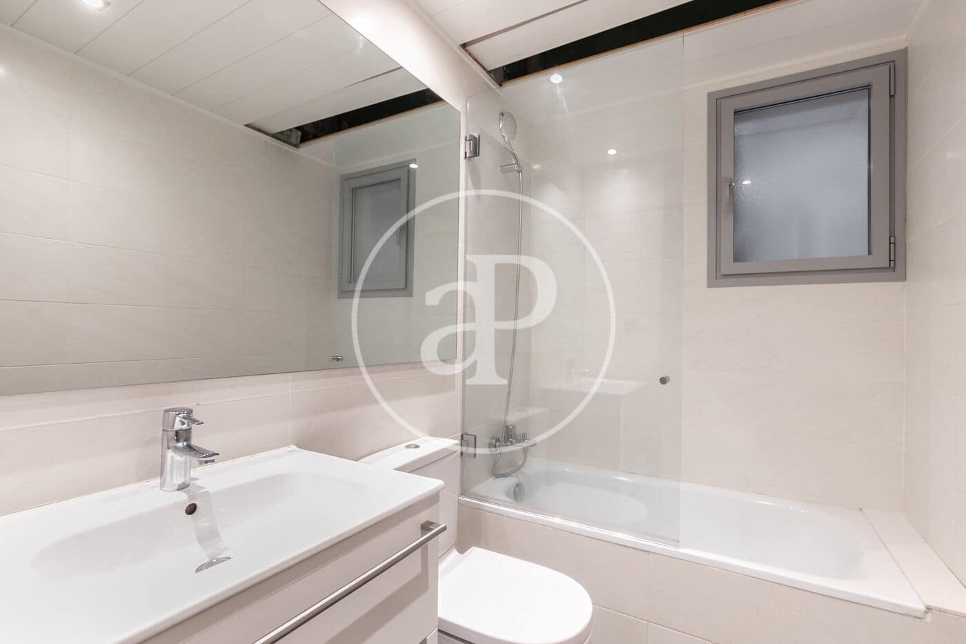3 slaapkamer Appartement te huur in Barcelona stad - € 3.200 (Ref: 9911041)
